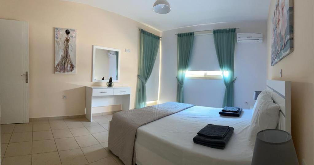 Royal Seacrest Residence Пафос Екстериор снимка
